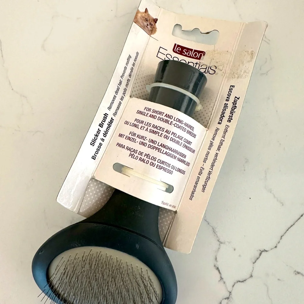 NWT Le Salon Essentials Cat Brush